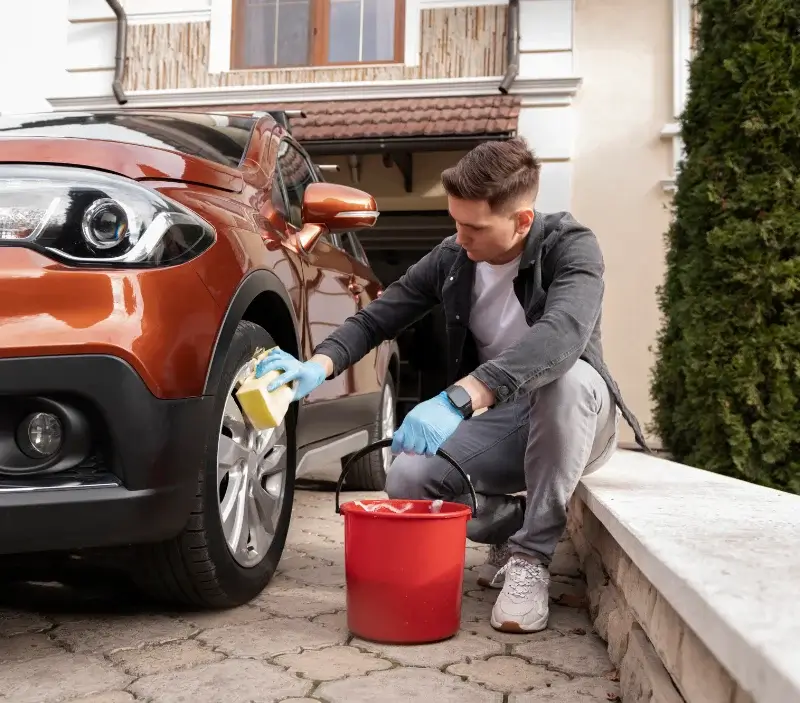 Lavage auto à domicile La Brûlatte : professionnel intervenant sur un véhicule